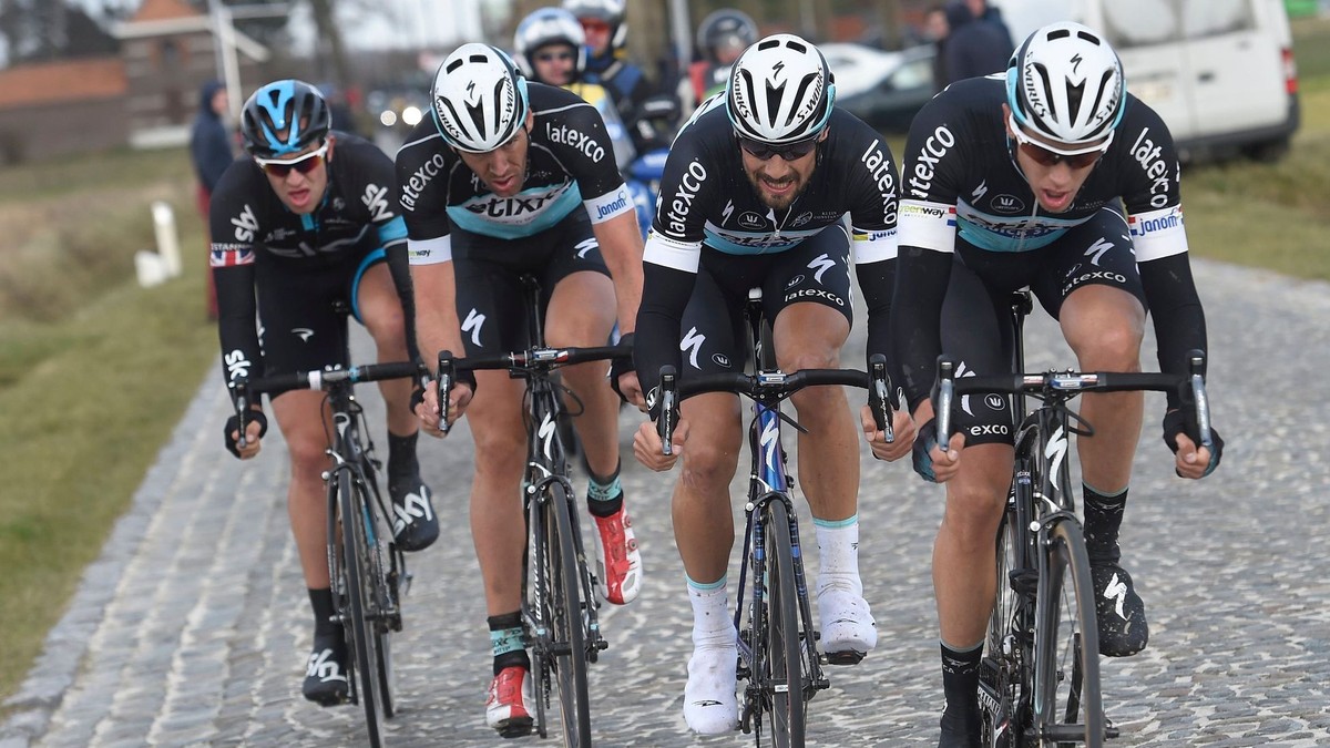 Ian Stannard (vľavo) zdolal trojicu jazdcov Quick-Stepu na Omloop Het Nieuwsblad 2015.