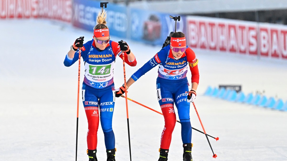 Slovenská biatlonistka Paulína Bátovská Fialková (vľavo), ktorej odovzdáva štafetu Ema Kapustová.