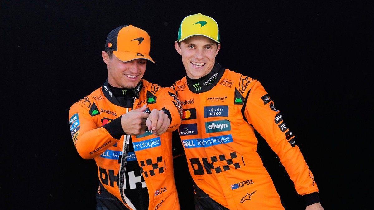 Jazdci McLarenu Oscar Piastri (vpravo) a Lando Norris.