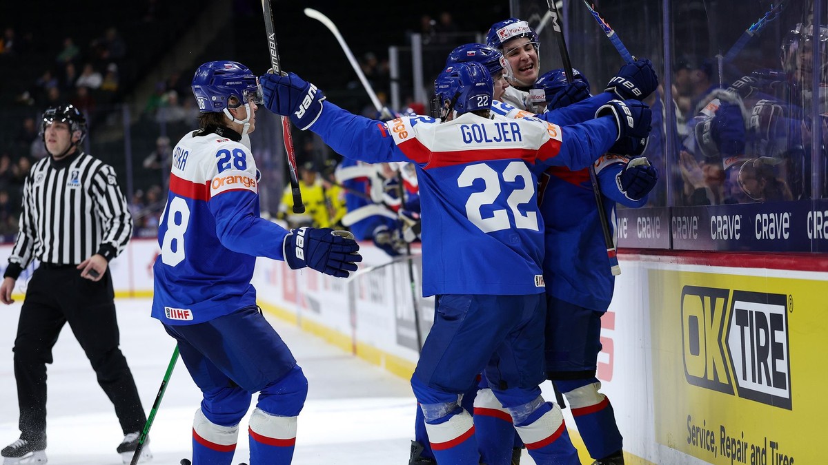 Radosť slovenských hokejistov po strelenom góle na MS U20.