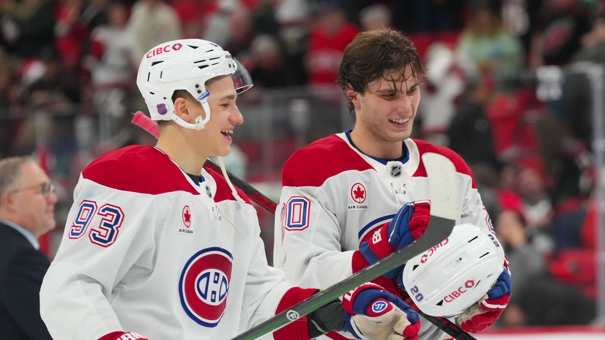 Juraj Slafkovský a Ivan Demidov oslavujú výhru Montrealu. 