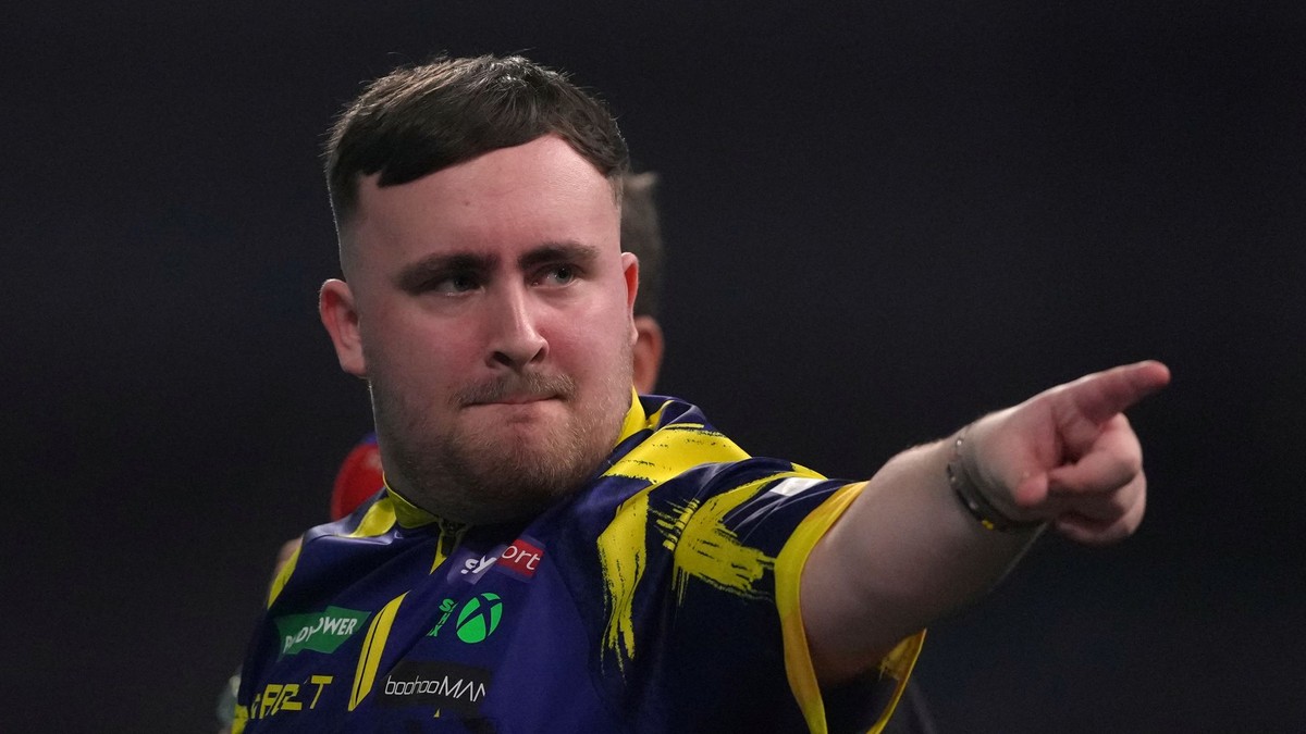 Angličan Luke Littler postúpil do finále MS v šípkach 2026.