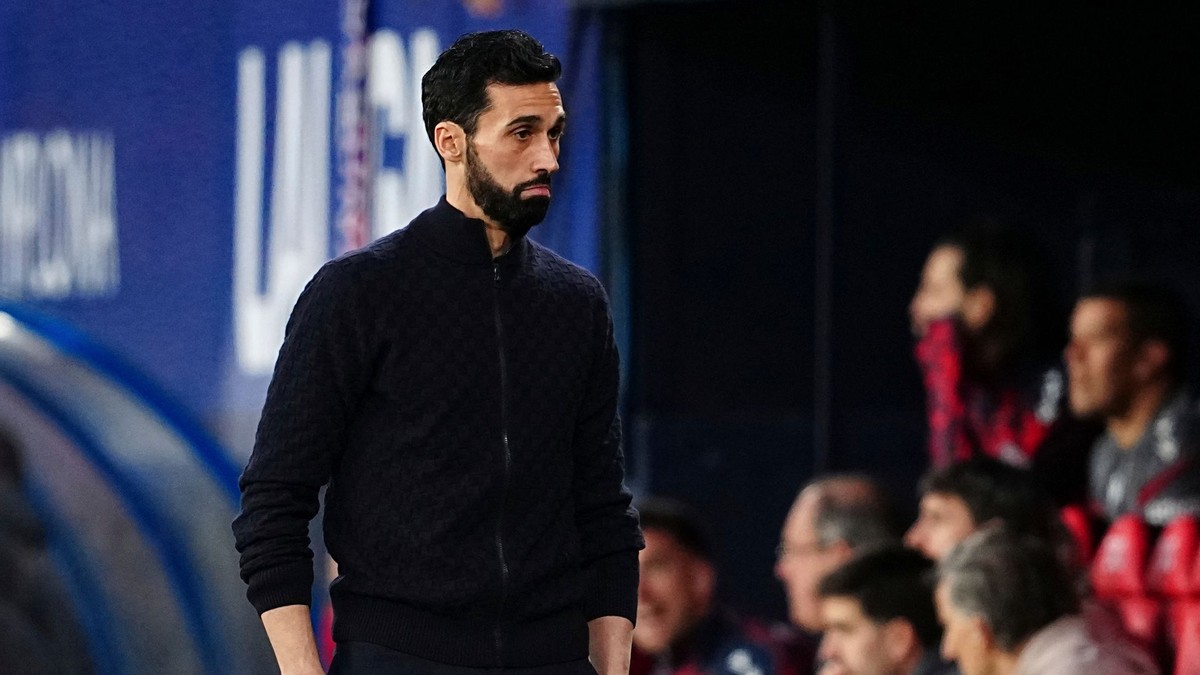 Tréner Realu Madrid Alvaro Arbeloa reaguje v zápase 25. kola španielskej La Ligy CA Osasuna - Real Madrid.