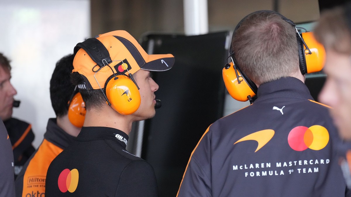 Lando Norris v garáži McLarenu počas Veľkej ceny Japonska.