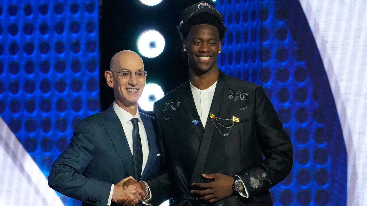 Vpravo jednotka draftu NBA AJ Dybantsa.