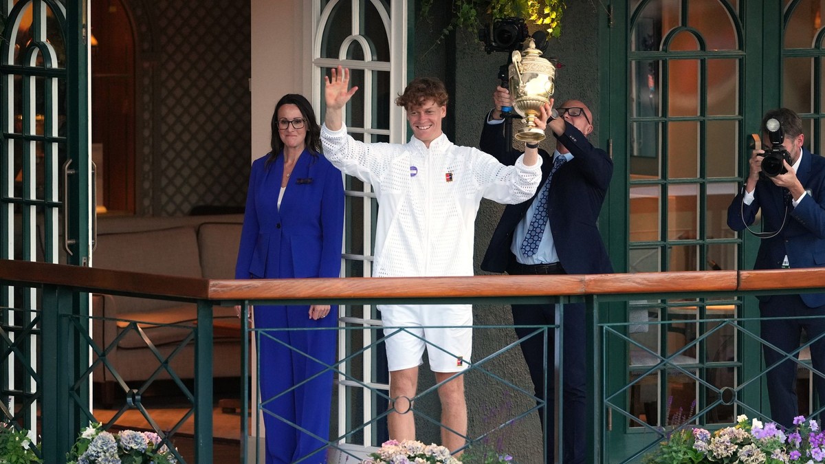 Jannik Sinner oslavuje víťazstvo vo finále Wimbledon 2026.