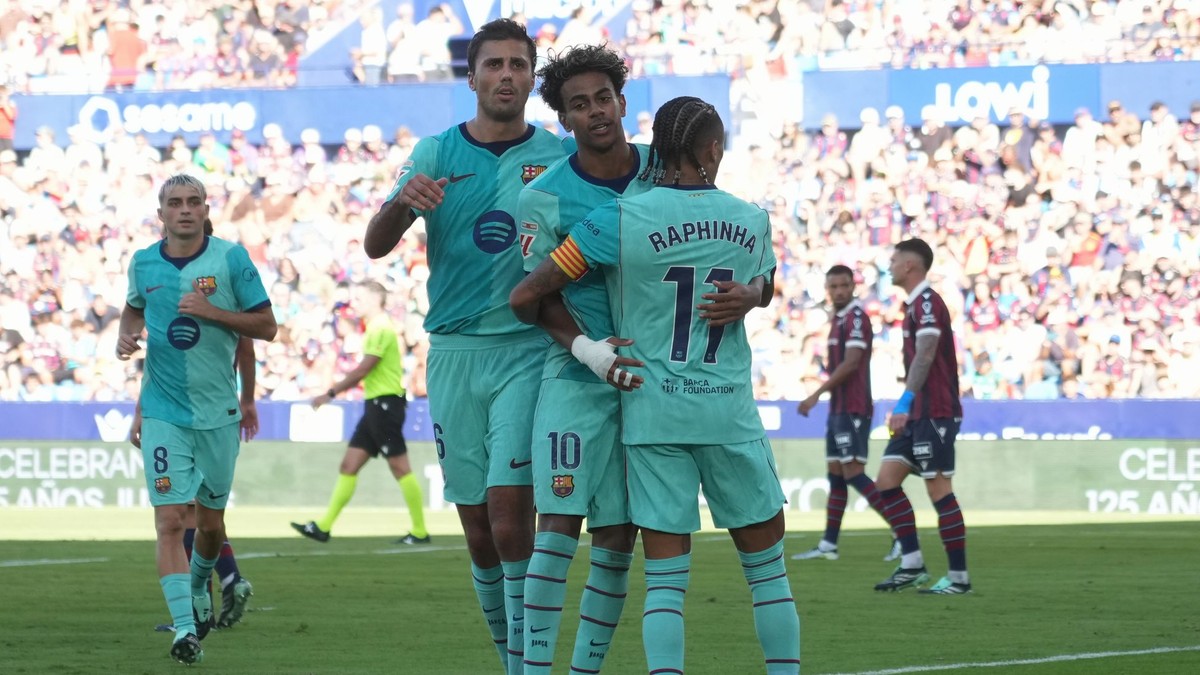 Futbalisti FC Barcelona oslavujú gól proti Levante.