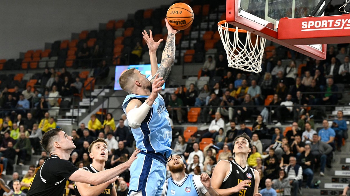 Na snímke v popredí Zoran Nikolič (Slovan) v zápase 7. kola Tipos SBL BC Slovan Bratislava – Inter Basket.