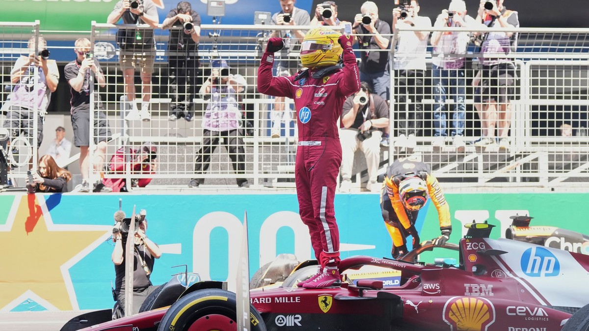 Lewis Hamilton na Ferrari vyhral šprint na Veľkej cene Číny 2025.