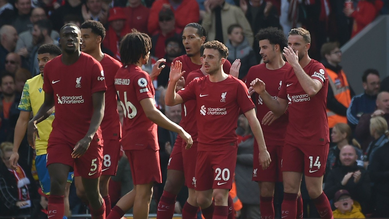 Futbalisti Liverpoolu sa tešia z gólu Dioga Jotu (číslo 20). 