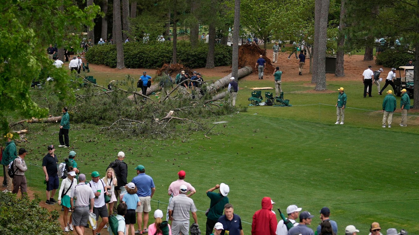 Pád stromov počas golfového turnaja v meste Augusta.