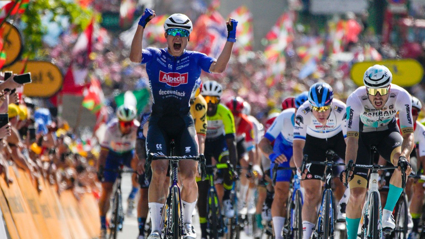 Belgický cyklista Jasper Philipsen (vľavo) sa teší z víťazstva na Tour de France 2023.