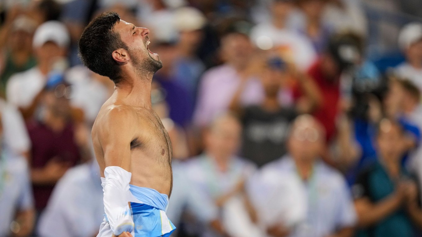 Novak Djokovič po víťazstve nad Carlosom Alacarazom vo finále turnaja v Cincinnati.