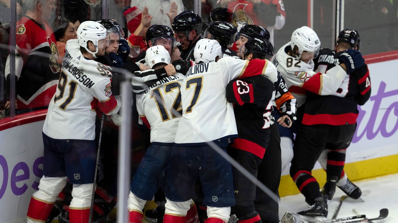 Bitka medzi hráčmi Ottawy Senators a Floridy Panthers.