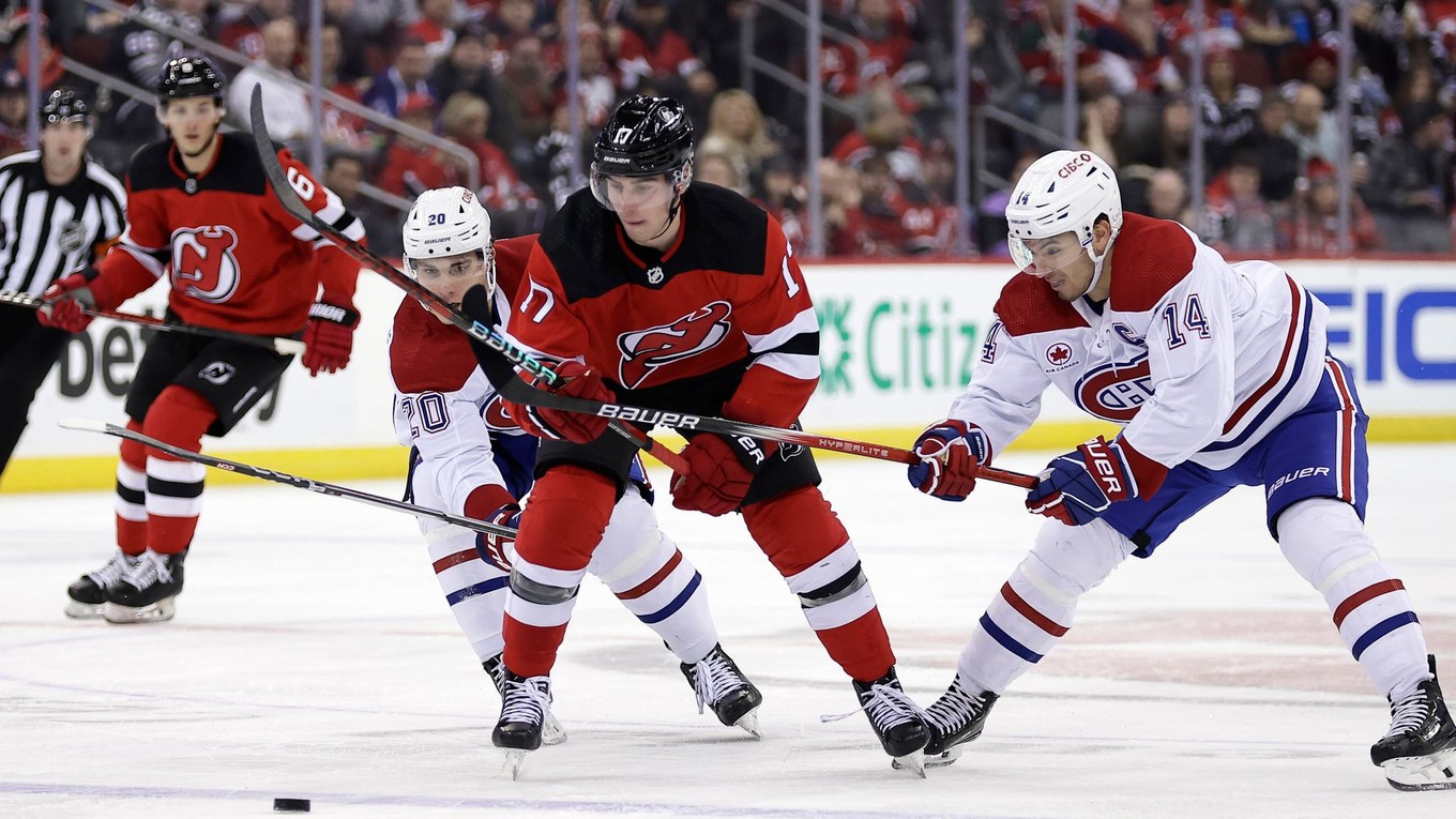 Momentka zo zápasu New Jersey Devils - Montreal Canadiens, v popredí Šimon Nemec, za ním vpravo Juraj Slafkovský.