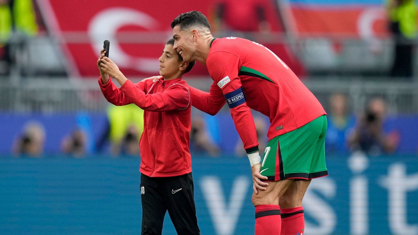Cristiano Ronaldo sa fotí s fanúšikom v zápase Portugalsko - Turecko.