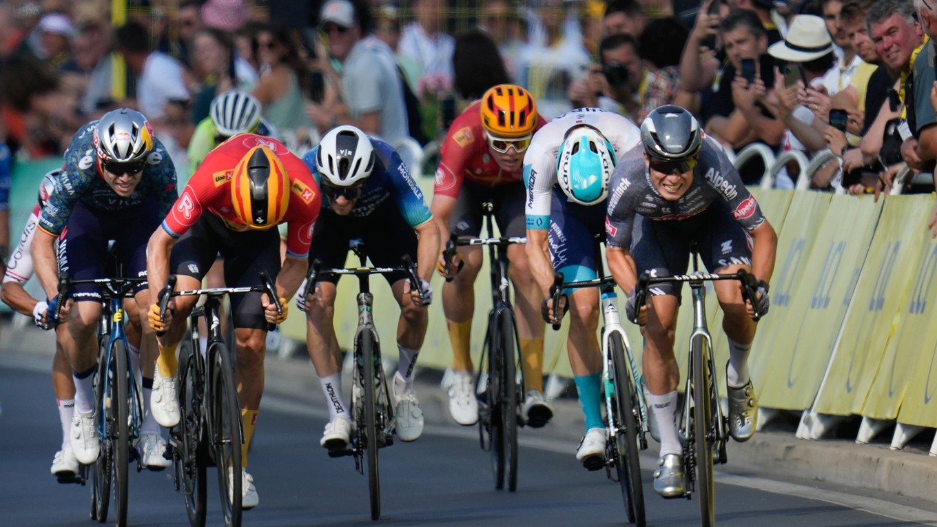 Jasper Philipsen (vpravo) sa stal víťazom šprintu v 16. etape Tour de France 2024.