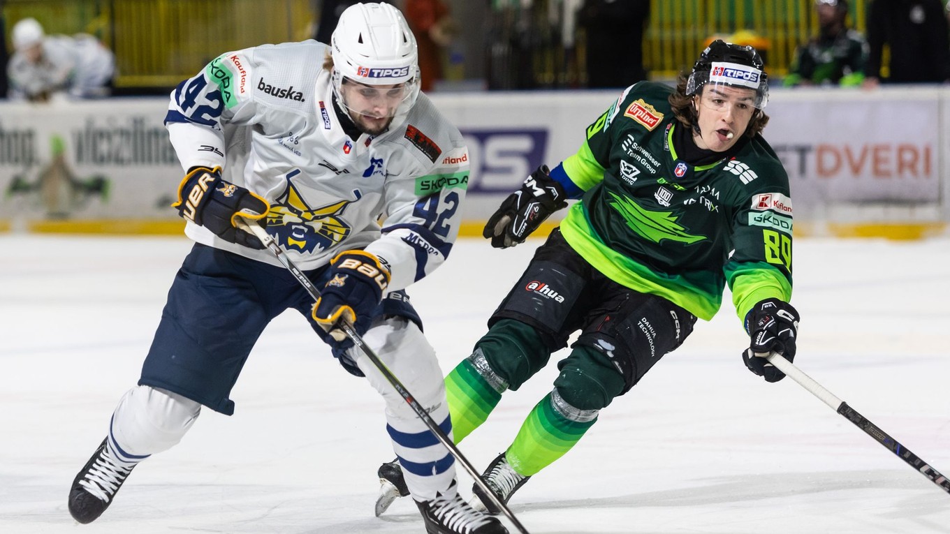 Vľavo Roman Karaffa v drese Spišiakov.