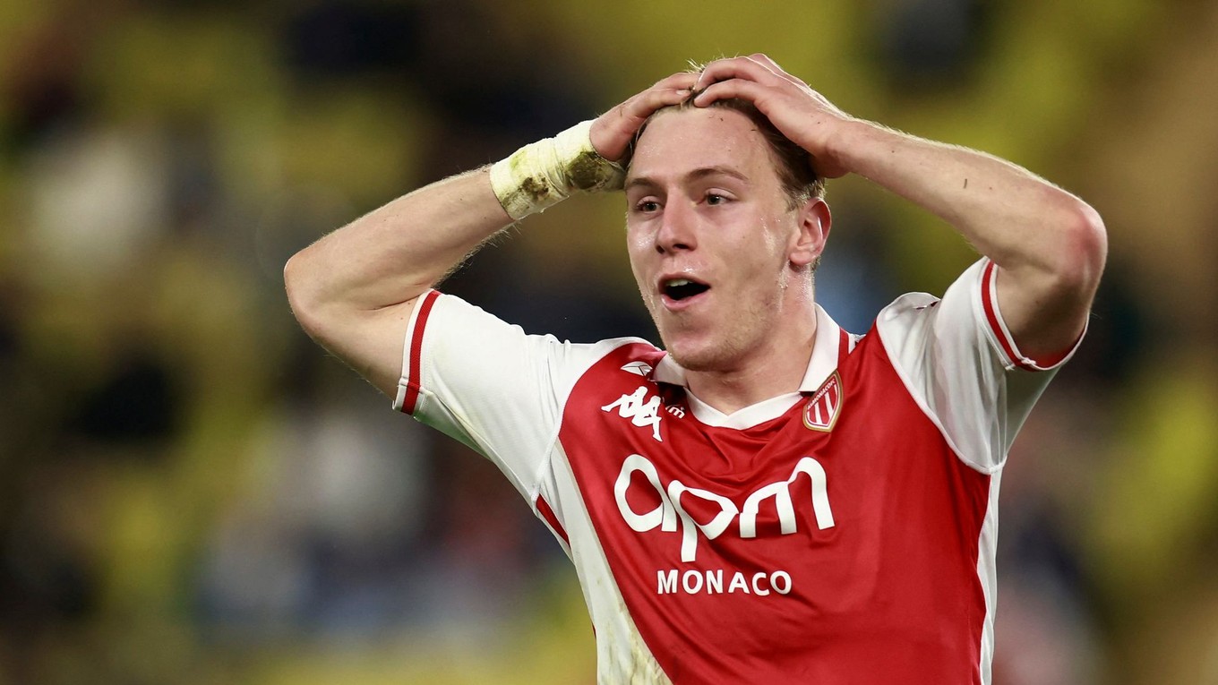 Dánsky futbalista Mika Biereth v drese AS Monaco. 