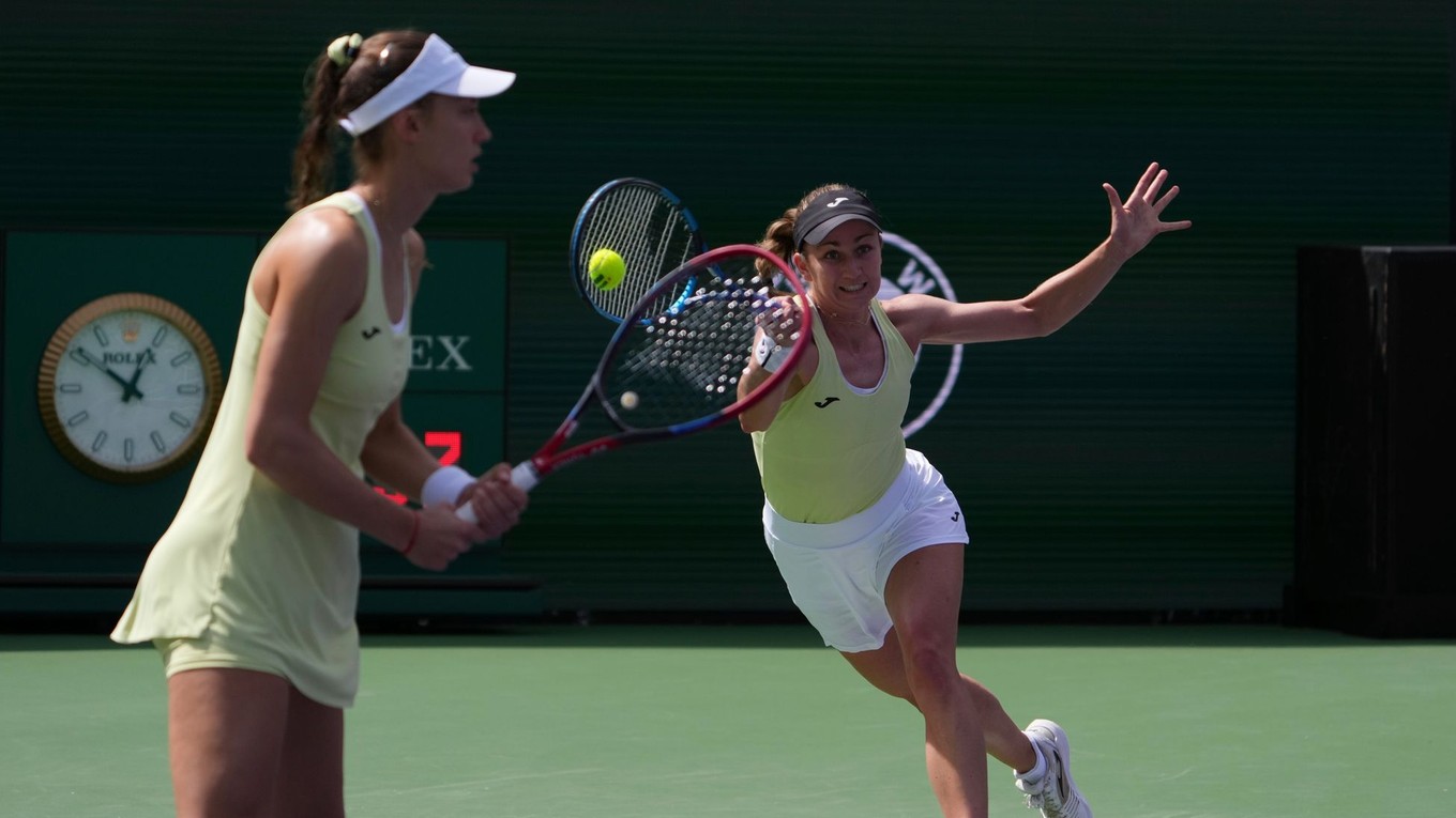 Slovenská tenistka Tereza Mihalíková (vľavo) s Britkou Oliviou Nichollsovou.