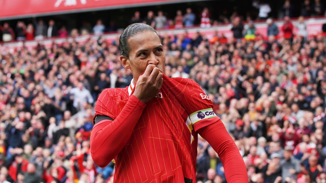 Virgil van Dijk bozkáva logo Liverpoolu pri oslave gólu.