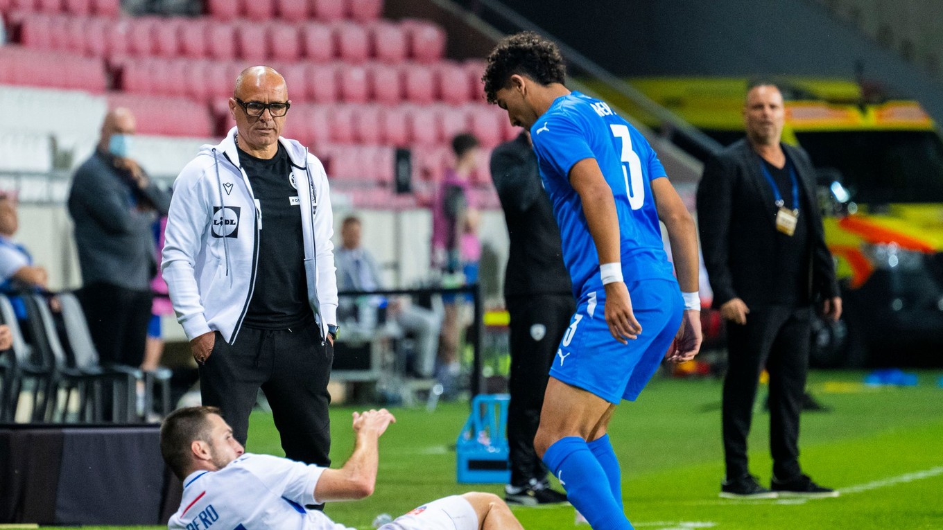 Tréner Francesco Calzona počas zápasu Izrael - Slovensko.