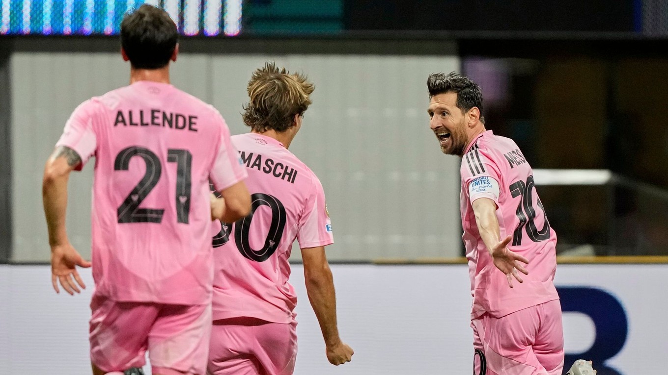 Lionel Messi (vpravo) oslavuje gól.