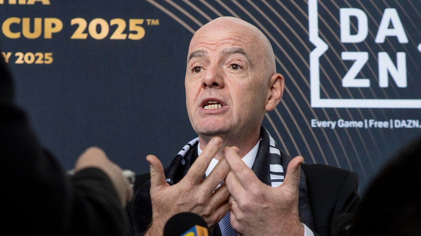 Gianni Infantino počas tlačovej konferencie.