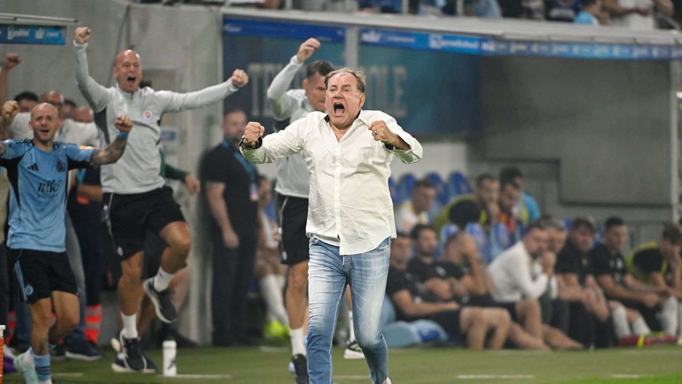 Radosť trénera Slovanu Vladimíra Weissa st. po strelení štvrtého gólu.