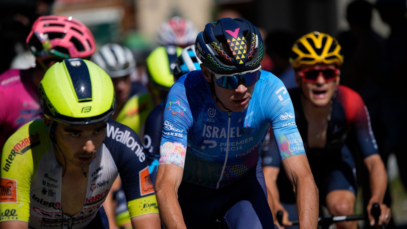 Chris Froome v pelotóne, archívny záber.