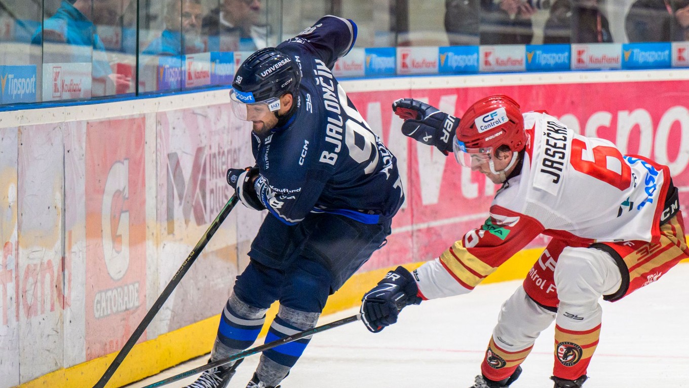 Vľavo Peter Bjalončík v drese HK Poprad.