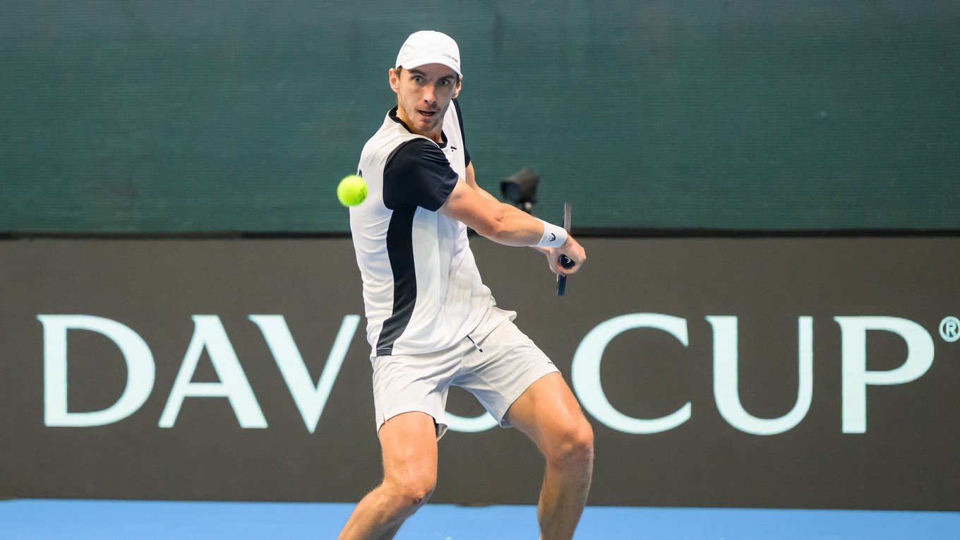 Lukáš Klein odvracia úder Adriáovi Sorianovi Barrerovi.