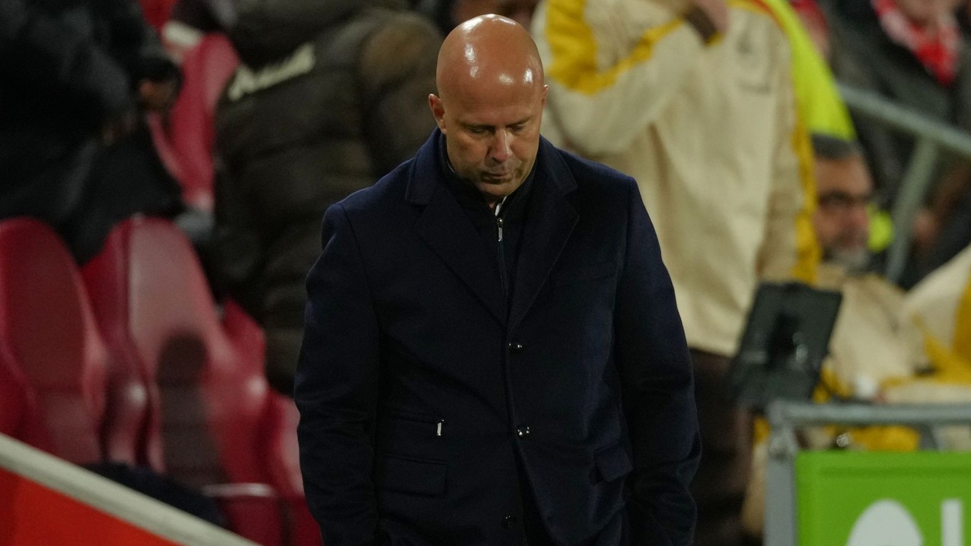 Arne Slot so sklonenou hlavou počas zápasu Brentford - Liverpool.