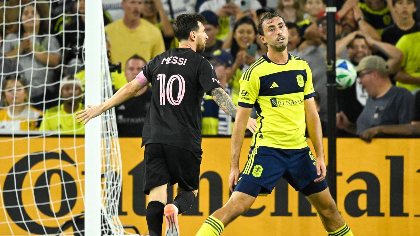 Lionel Messi (10) oslavuje gól.