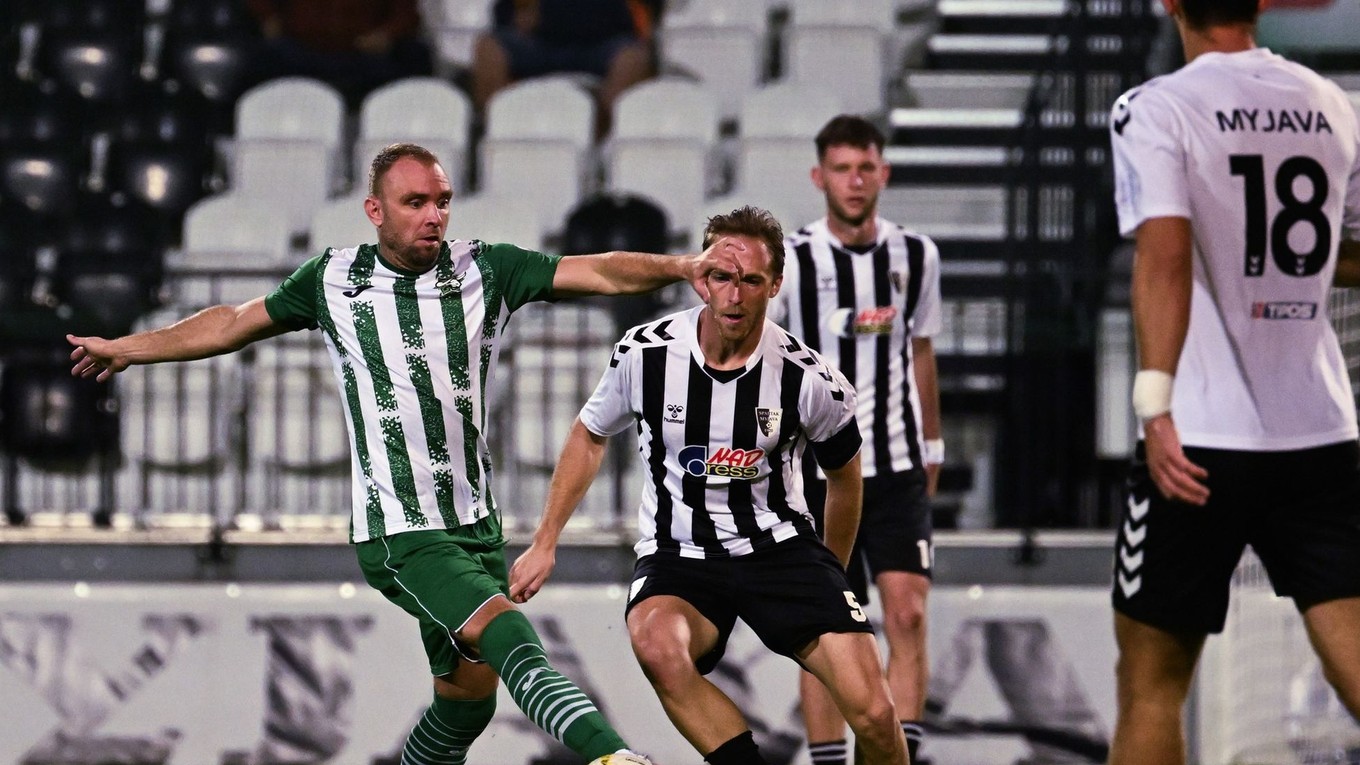 Novozámčan Ádam Mészáros (prvý zľava) v súboji o loptu s kapitánom Myjavy Samuelom Flamíkom.