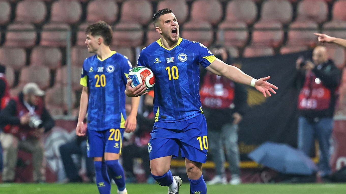 Na snímke hráč Bosny a Hercegoviny Ermedin Demirovič sa raduje z gólu.
