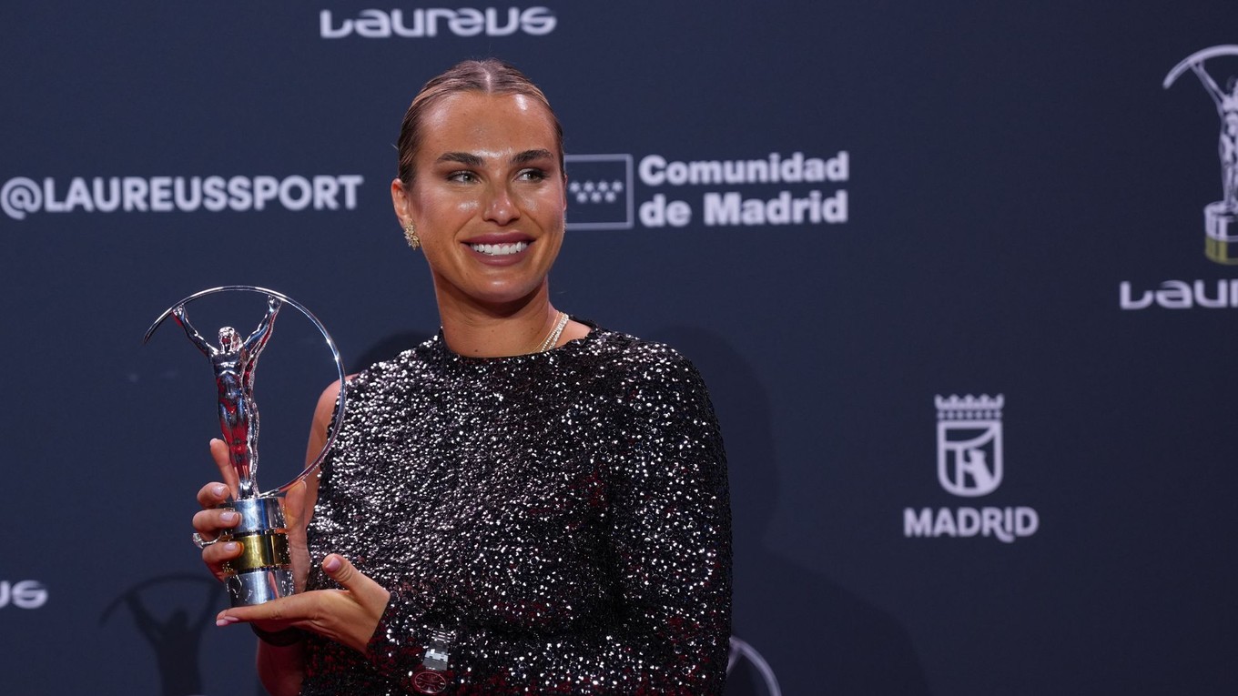 Bieloruská tenistka Aryna Sabalenková s cenou na Laureus World Sports Awards 2025.