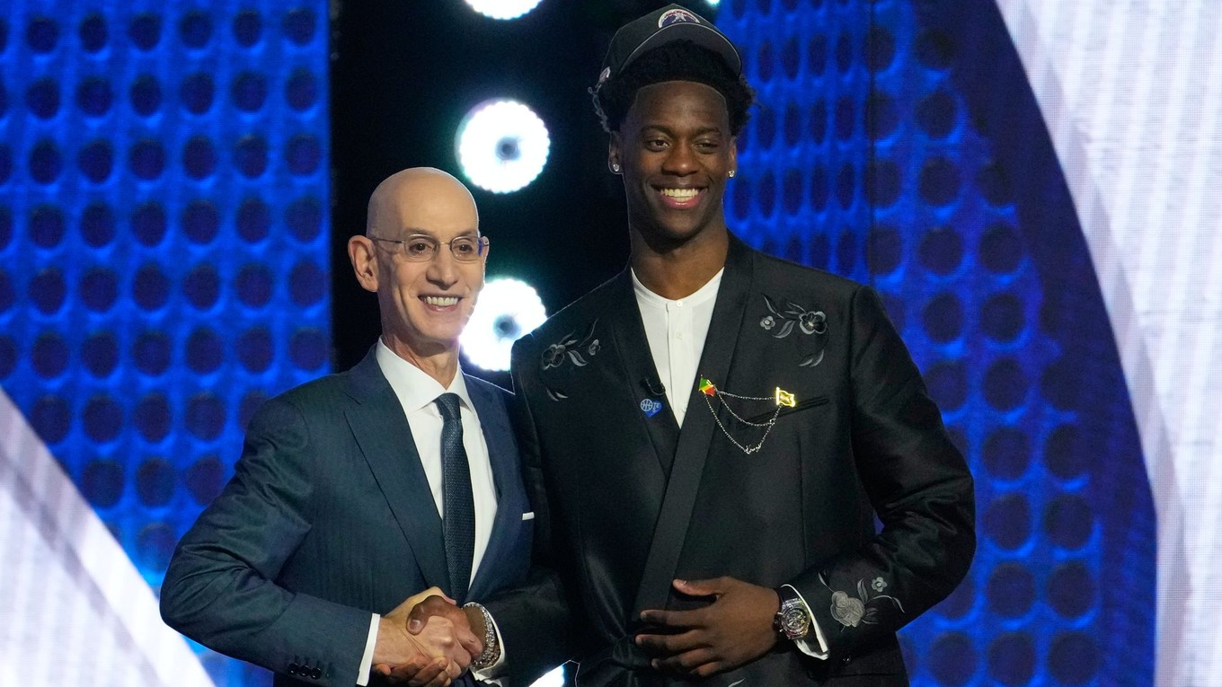 Vpravo jednotka draftu NBA AJ Dybantsa.