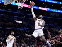 LeBron James zakončuje v drese Los Angeles Lakers.