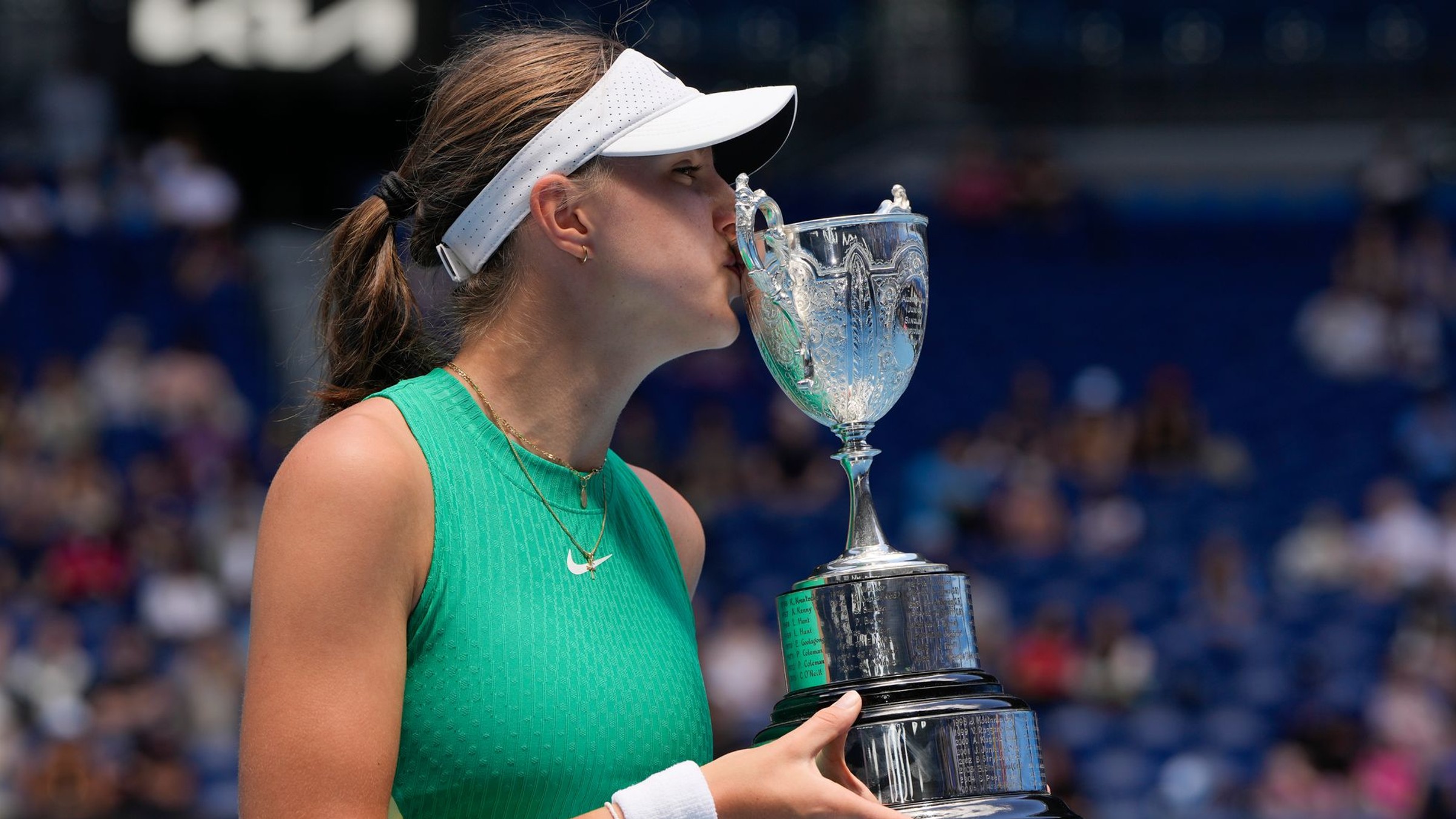 Renáta Jamrichová pobozkala trofej po triumfe v juniorskej dvojhre na Australian Open 2024.
