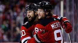 Na snímke vľavo slovenský útočník Devils Tomáš Tatar a spoluhráč Dawson Mercer oslavujú gól v zápase hokejovej NHL.