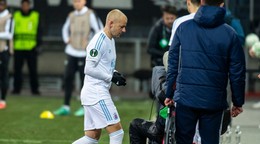 Vladimír Weiss ml. odchádza z ihriska po tom, čo bol vylúčený v zápase Sturm Graz - Slovan Bratislava.