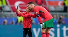 Cristiano Ronaldo sa fotí s fanúšikom v zápase Portugalsko - Turecko.