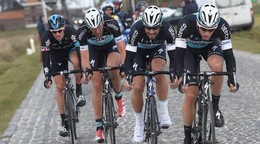 Ian Stannard (vľavo) zdolal trojicu jazdcov Quick-Stepu na Omloop Het Nieuwsblad 2015.