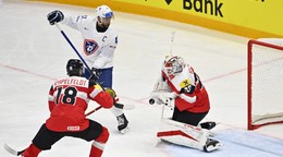 Pierre-Édouard Bellemare, Paul Stapelfeldt a brankár David Kickert v zápase Rakúsko - Francúzsko v skupine A na MS v hokeji 2025.