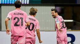 Lionel Messi (vpravo) oslavuje gól.