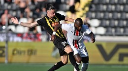 Na snímke sprava Cedric Badolo (Trnava) a Amor Layounin (Häcken) bojujú o loptu.