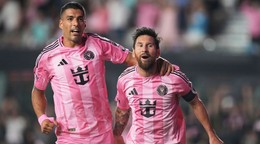 Futbalisti Interu Miami Lionel Messi (vpravo) a Luis Suárez sa tešia z gólu proti Nashvillu.