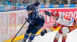 Vľavo Peter Bjalončík v drese HK Poprad.