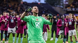 Martin Dúbravka sa teší so svojimi spoluhráčmi z tímu Burnley FC.